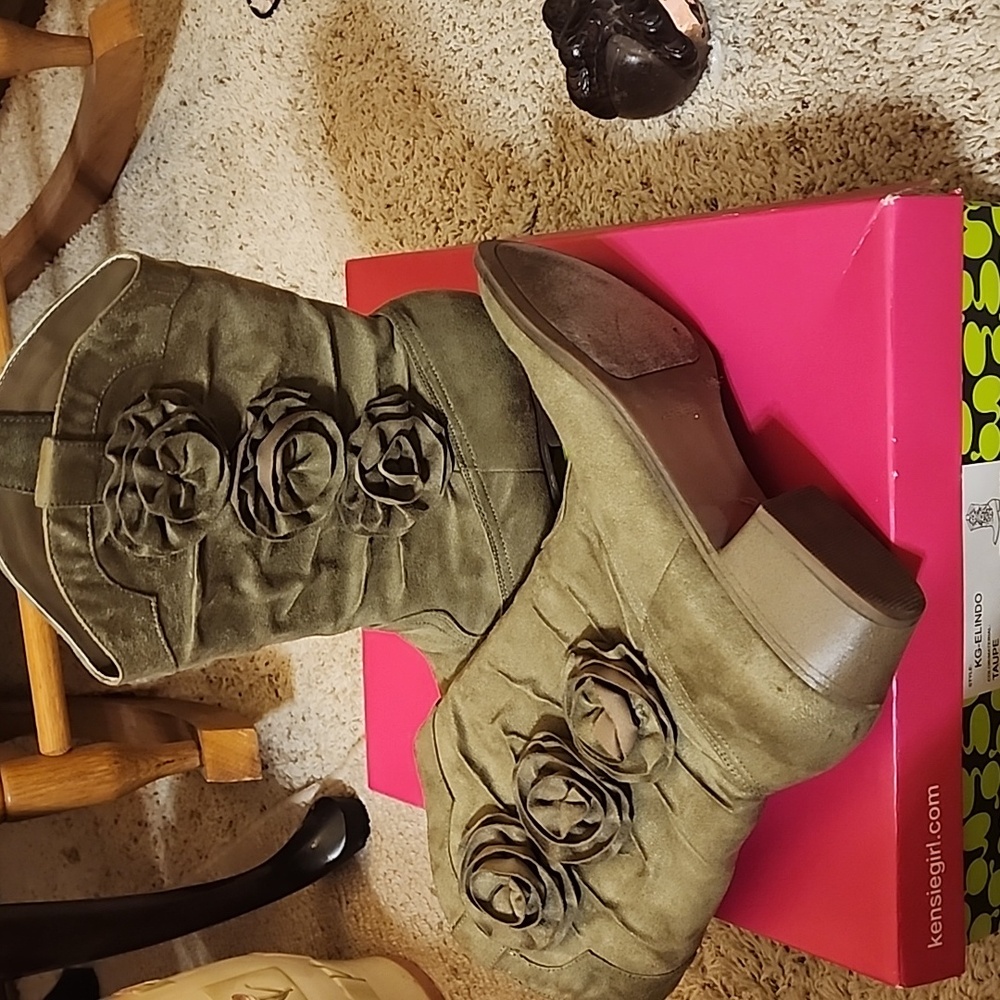 10M womens boots. $20.00